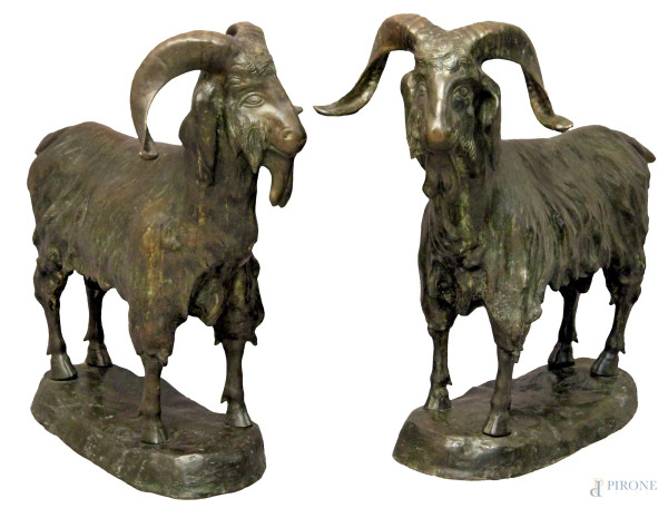 Antica coppia di sculture in bronzo raffiguranti arieti, h. 85, lungh. 90 cm