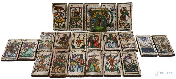 Lotto di 22 mattonelle in ceramica raffiguranti i tarocchi, Spagna, XX secolo, misure max cm 25x12,5x1, (difetti)
