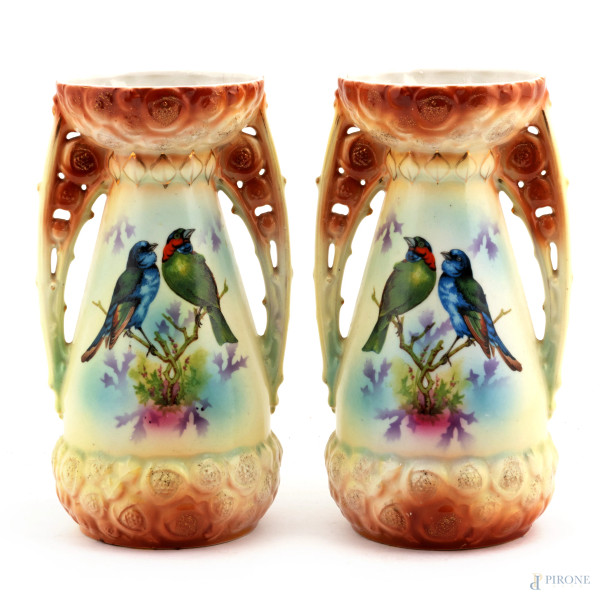 Coppia di vasi in porcellana nei toni del marrone e del verde decorati con raffigurazioni di volatili, XX secolo, altezza cm 25, (segni di usura, difetti)