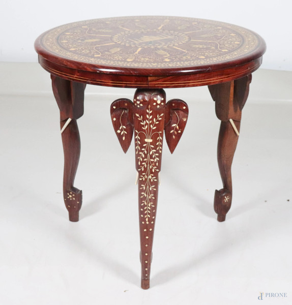 Tavolino tondo in legno intagliato e riccamente intarsiato alle gambe e al piano con teorie di volatili, fiori e Taj Mahal, XX secolo, cm 48x50,5, (segni di usura, graffi, scalfiture, difetti)