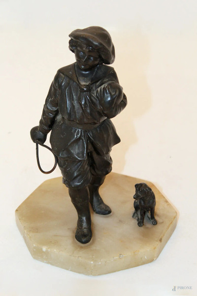 Fanciullo con cagnolino, scultura in bronzo h 23 cm, base in onice, firmata, XIX sec.