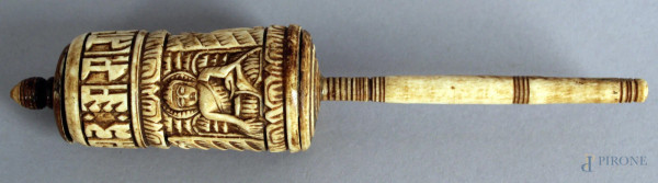 Antico strumento da processione in osso intagliato, altezza 21 cm.