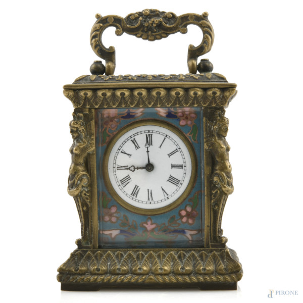 Cappuccina da viaggio in bronzo cesellato con quadrante a smalto decorata a motivi floreali a numeri romani, XX secolo, altezza cm 10,5, (segni di usura, da revisionare)