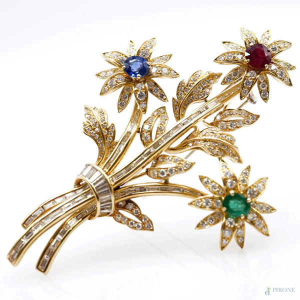 Chaumette, spilla in oro 18 kt a foggia di bouquet di fiori, con smeraldo, rubino, zaffiro, diamanti taglio brillante e baguette, marcata Chaumet, cm 9.5, gr.44,6