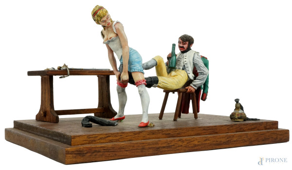 Scena burlesca, miniatura con figure in piombo dipinto, base in legno, cm h 10, XX secolo.