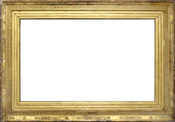 Cornice di linea rettangolare in legno inciso e dorato, Periodo Impero, luce 134 x 84 cm.
