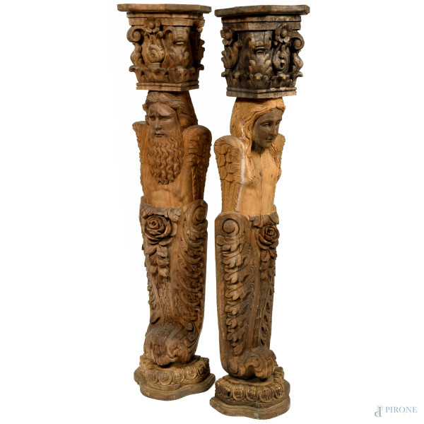 Coppia di lesene a foggia di cariatidi maschile e femminile sormontati da capitelli riccamente sc...