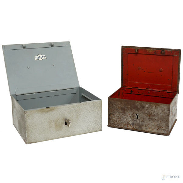 Lotto di due cassette vintage, in latta e metallo, misura max cm 8,3x19,7x14,5