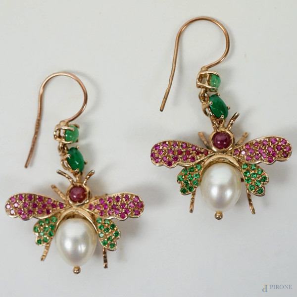 Coppia di orecchini a forma di ape con gancio in oro 9 kt e argento, con rubini, smeraldi e perla coltivata, cm 4
