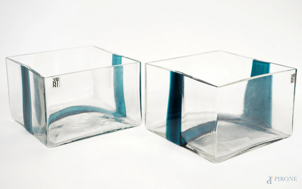 Pierre Cardin e Venini, Murano, XX secolo, coppia di vasi in vetro soffiato a stampo, con decoro a fascia in pasta vitrea blu di Prussia. Firma incisa Venini Pierre Cardin, cm 12x18x18