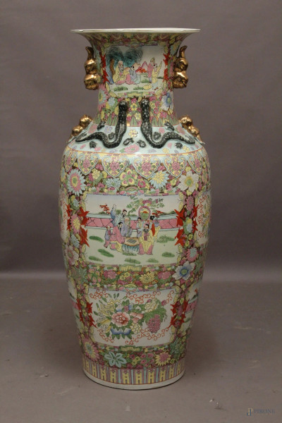 Vaso in porcellana Canton a tutto decoro floreale con medaglioni a scena di vita,  XX sec, h. 110