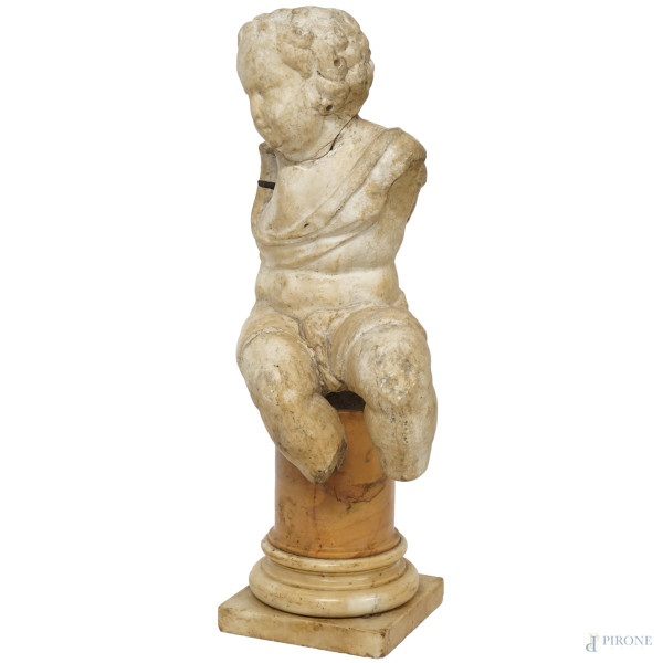 Putto in marmo su base a colonna in marmi diversi, sec. XVII, alt. Cm 54 (Difetti e mancanze)