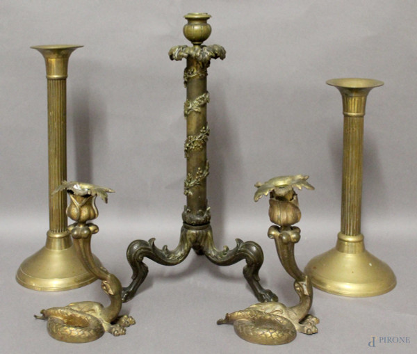 Lotto composto da cinque candelabri in bronzo ed ottone a misure e forme diverse, H massima 40 cm.
