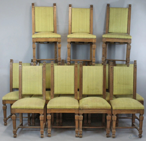 Lotto di dodici sedie in noce con seduta e schienale imbottiti e rivestiti in tessuto verde, inizi XX secolo
