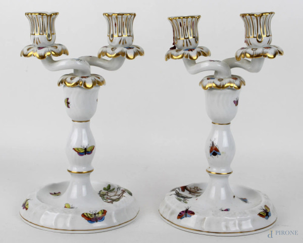 Coppia di candelabri in porcellana Herend, a decoro policromo di insetti e volatili, altezza cm. 23,5, (trasformabili a candelieri), XX secolo