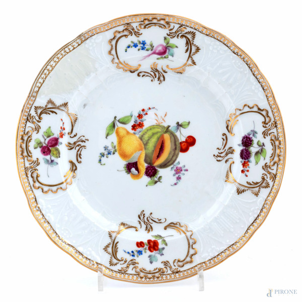 Piatto in porcellana Meissen con decori oro a rilievo e rappresentazione di frutta al cavetto, XIX secolo, diametro cm 25, (rotture, difetti)