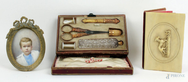 Lotto composto da una miniatura, un'agendina ed un set da cucito, XIX-XX secolo, misure max cm 12x8x2,5, (difetti)