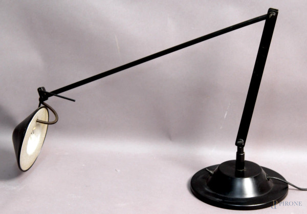 Lampada tecnica, struttura in metallo cromato nero, altezza cm 96, anni &#39;90