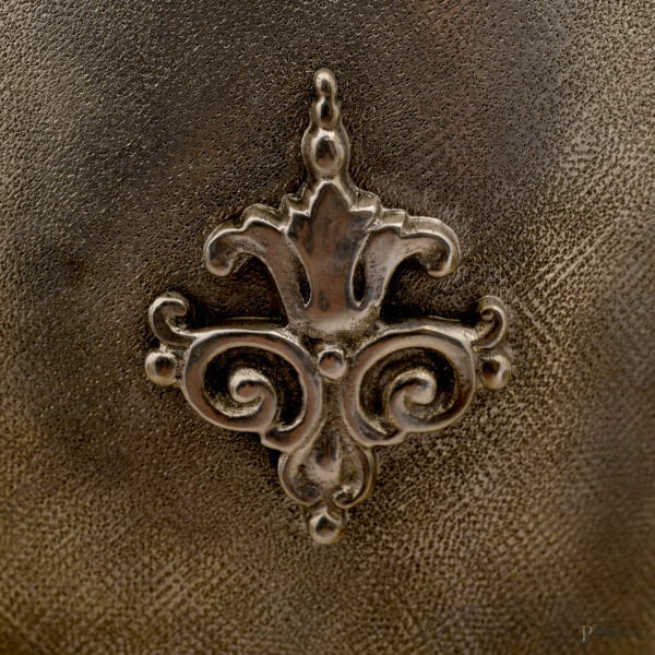 Servizio da thè e caffè in argento con decori cesellati e incisi, coperchio con presa a foggia di...