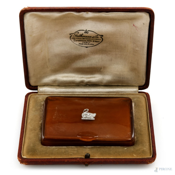 Portacipria in bachelite con cigno in zirconi a rilievo, cm 6x8,5, entro custodia, (segni di usura, graffi, scalfiture, difetti)