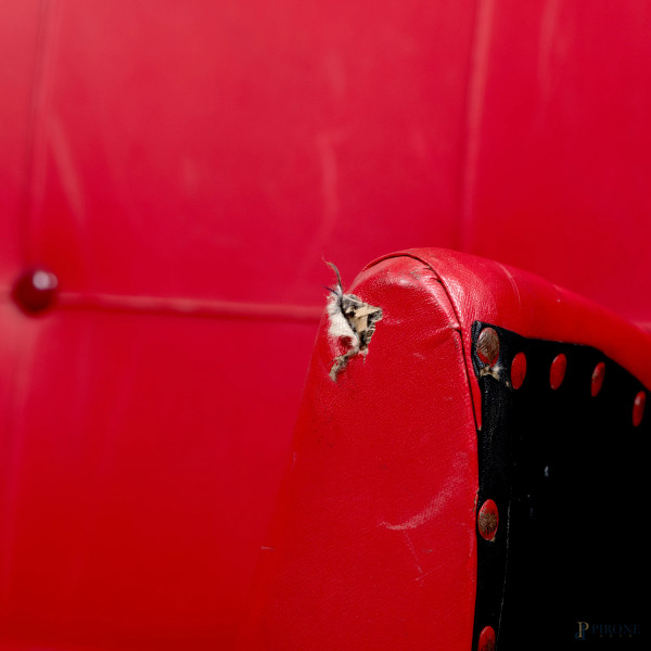 Salotto composto da divano e coppia di poltrone con struttura in legno e rivestimento in similpel...