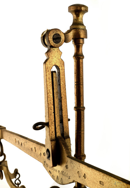 Grande bilancia a due piatti, uno in ottone e l'altro in vetro dal profilo mosso. Struttura compo...