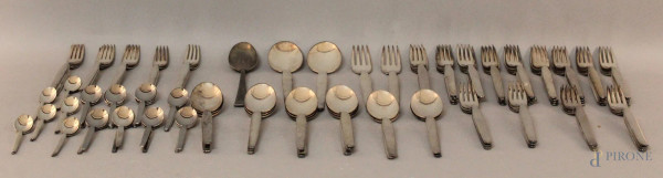 Lotto composto da posate Broggi composto da: quarantotto forchette grandi, quattordici forchette medie, sedici cucchiai, diciotto cucchiaini grandi, dodici cucchiaini piccoli, quattro posate da portata.