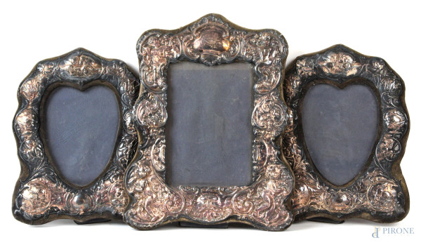 Lotto di tre cornici in argento sbalzato e lavorato, misure max cm 24,5x18,5, Inghilterra, XX secolo. 