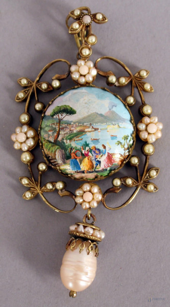 Ciondolo in metallo dorato con perle e parte centrale in pietra lavica dipinta, raffigurante golfo di Napoli, altezza 9,5 cm, primi &#39;900.