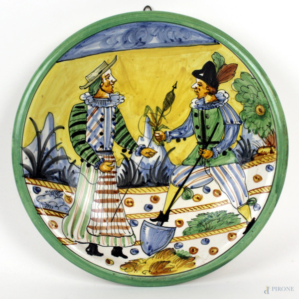 Piatto in ceramica policroma con figure, diametro cm. 27,5, marcato sotto la base, (lievi difetti)