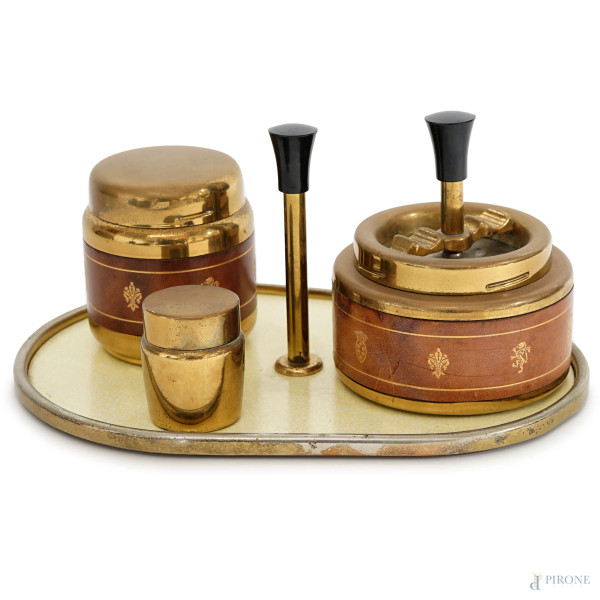 Set da fumo vintage in ottone con inserti in pelle e decori raffiguranti lo stemma Medici, il giglio ed un leone rampante, misura max cm 14x27,5x19,5, (segni del tempo)