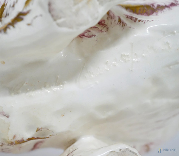 Tigre, scultura in porcellana a smalto bianco, rosa e oro, firmata Guido Cacciapuoti, cm 63