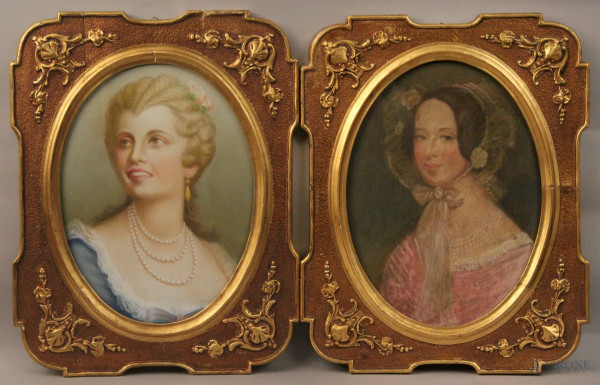 Coppia cornici ad assetto ovale a foglia oro contenenti ritratti dipinti a pastello di giovani donne, 50x40 cm, Italia seconda metà dell'800.