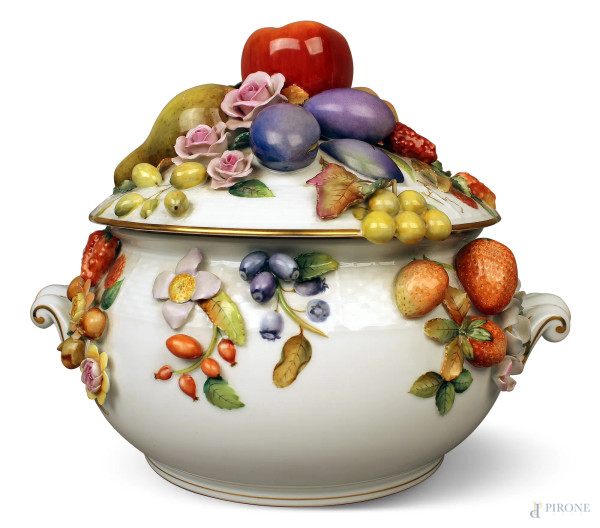 Zuppiera in porcellana Herend a decoro di frutti a rilievo, particolari dorati, H 25 cm, diametro 31 cm.