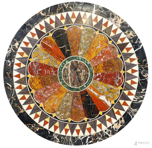 Tavolo treppiede con piano circolare in marmi policromi a motivi geometrici, sec. XIX, alt. cm 56...