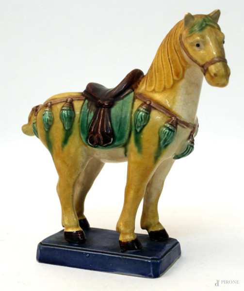 Cavallo in maiolica policroma, H 16 cm.