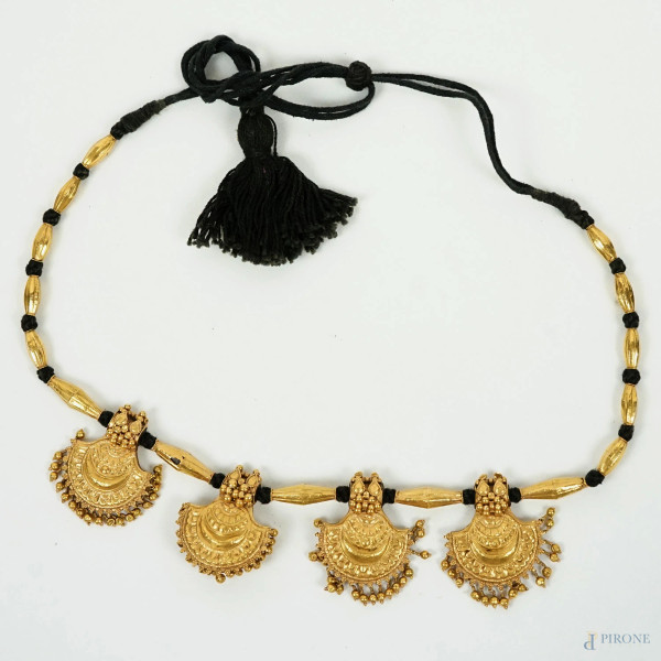 Collana etnica in cordino nero con pendenti ed applicazioni in oro 18 KT, lunghezza cm 46, (segni di utilizzo)