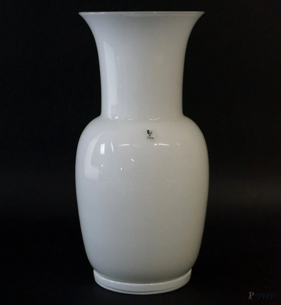 Venini, vaso in vetro bianco di Murano, XX secolo, cm h 29,5, firma "Venini Italia 80" sotto la base, (sbeccatura alla base)