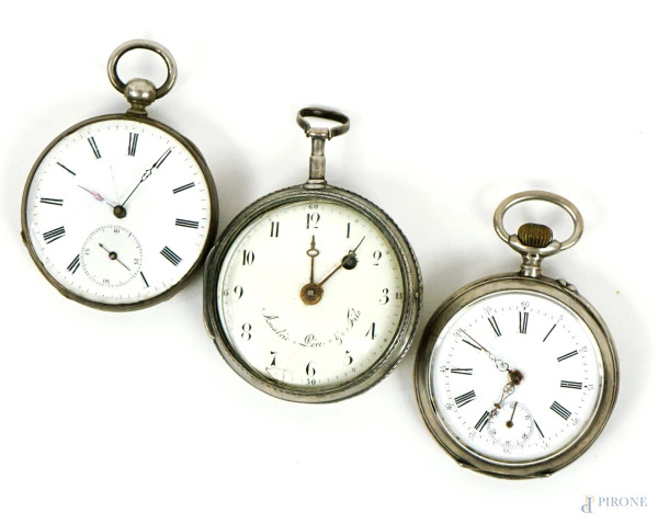 Lotto di tre orologi da tasca con casse in argento, XIX secolo, diam. max cm 5, (difetti, meccanismi da revisionare)