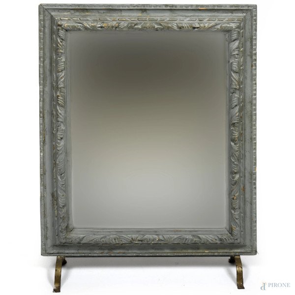Specchiera da terra in legno dipinto e intagliato, XX secolo, cm 96x70, (segni di usura, scalfiture, cadute di pigmento, difetti)