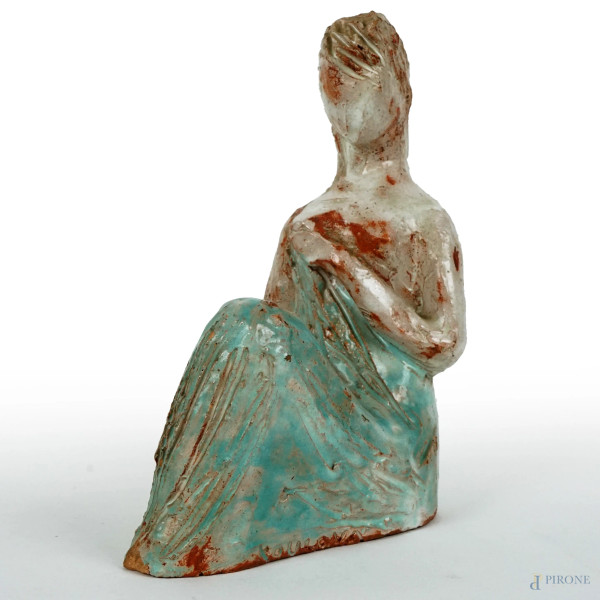 Donna seduta, scultura in ceramica smaltata, cm h19x13x7, firmata