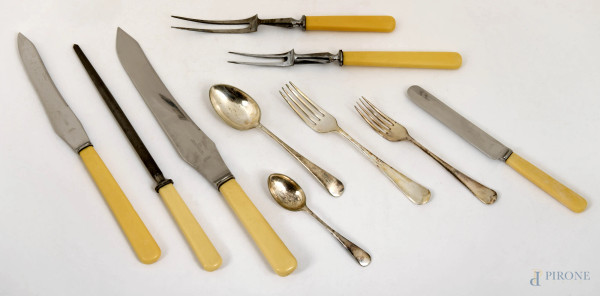 Servizio di posate da 12 persone in Sheffield e osso Frank Cobb & Co., XX secolo