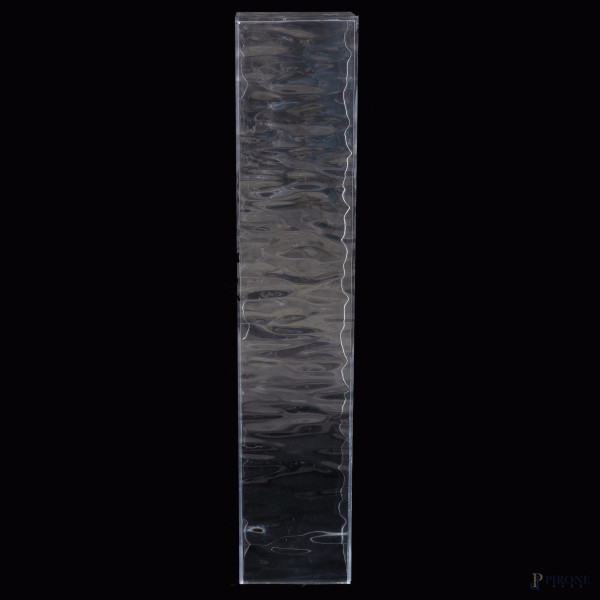 Colonna in plexiglass, XX secolo, cm 101x20x20, (segni di usura, graffi)