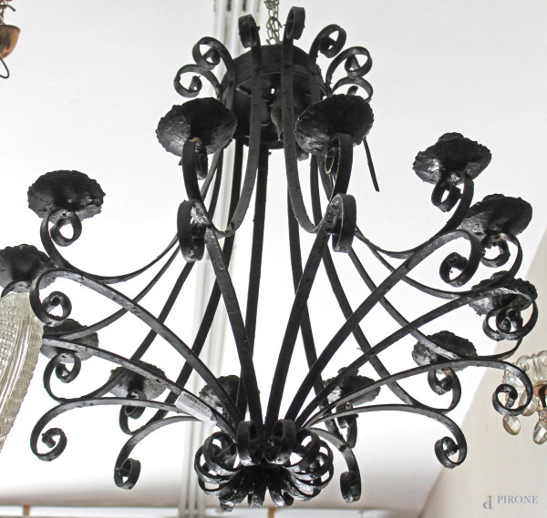 Lampadario in ferro battuto a dodici luci, altezza cm.66, fine XIX secolo.