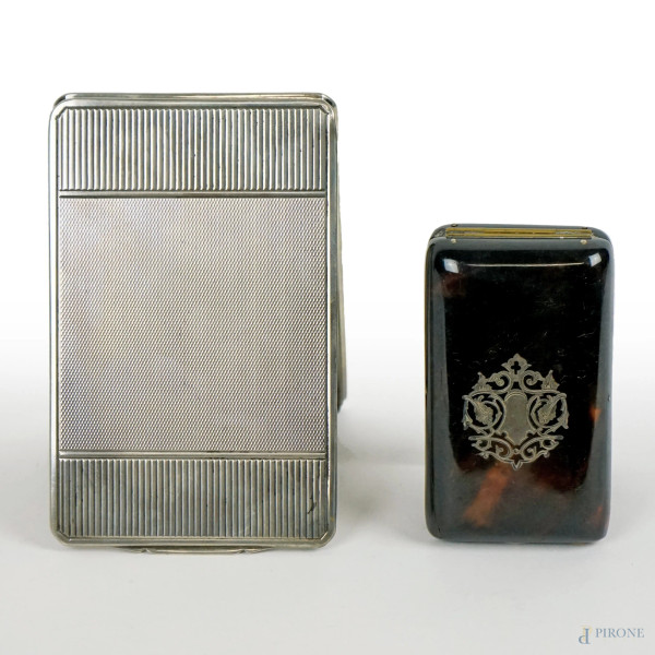 Lotto composto da due scatole portasigarette in bachelite ed argento, alt. max cm 12x7,5,x1, peso gr.107