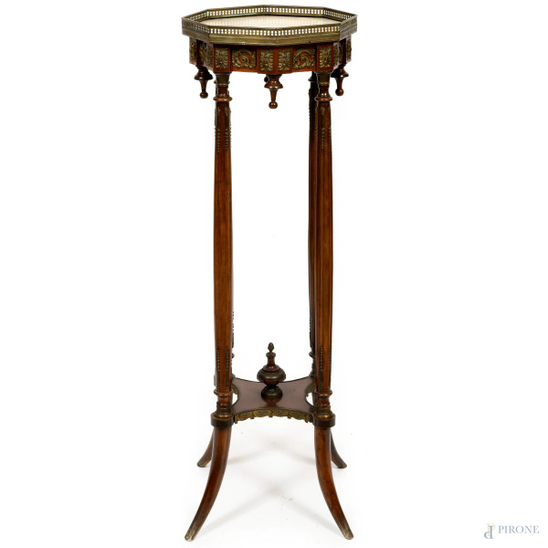 Gueridon in legno con piano ottagonale e alzata traforata in metallo, XX secolo, altezza cm 90