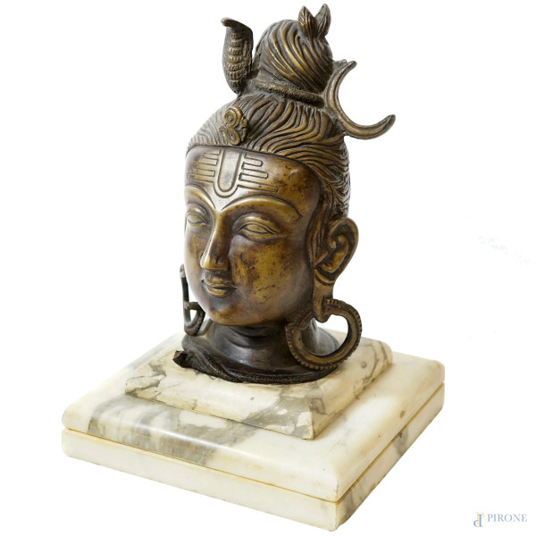 Testa di Shiva, bronzo su base in marmo, XX secolo, cm 32x20,5x20,5, (difetti)