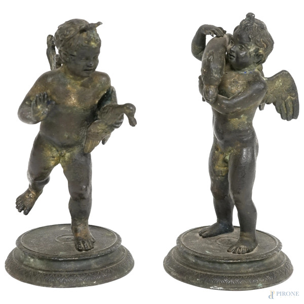 Lotto di due sculture in metallo brunito rappresentanti un Cupido con un'oca e un Cupido con delfino, XX secolo, altezza cm 22 (difetti)