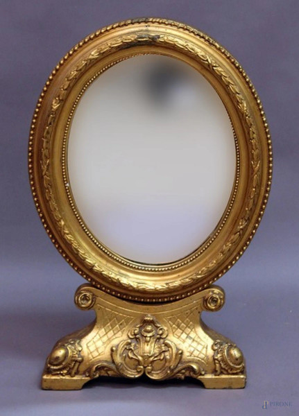 Specchio da com&#242; in legno dorato con particolari intagliati, XX sec., h. cm 54.
