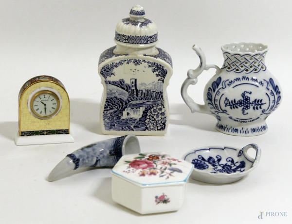 Lotto composto da sei oggetti in porcellana a forme diverse, H massima 18 cm.